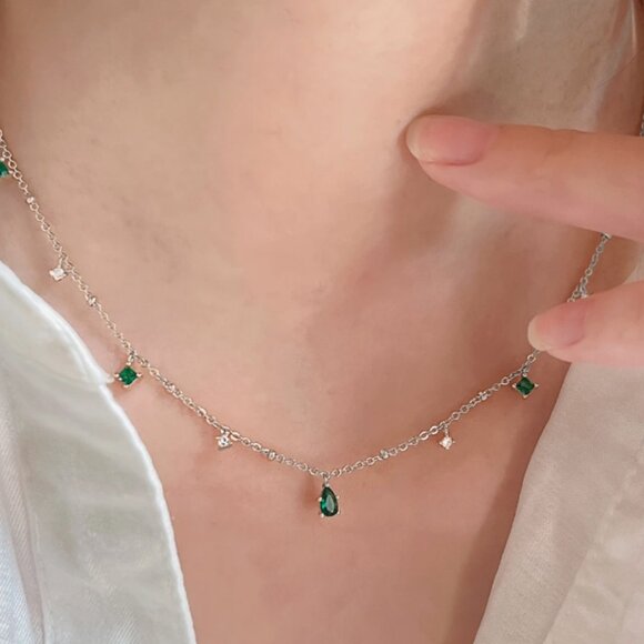 🍏50% OFF/3+...Dainty Necklace With Small Clear and Green Crystals (Silver Tone) - Picture 3 of 10